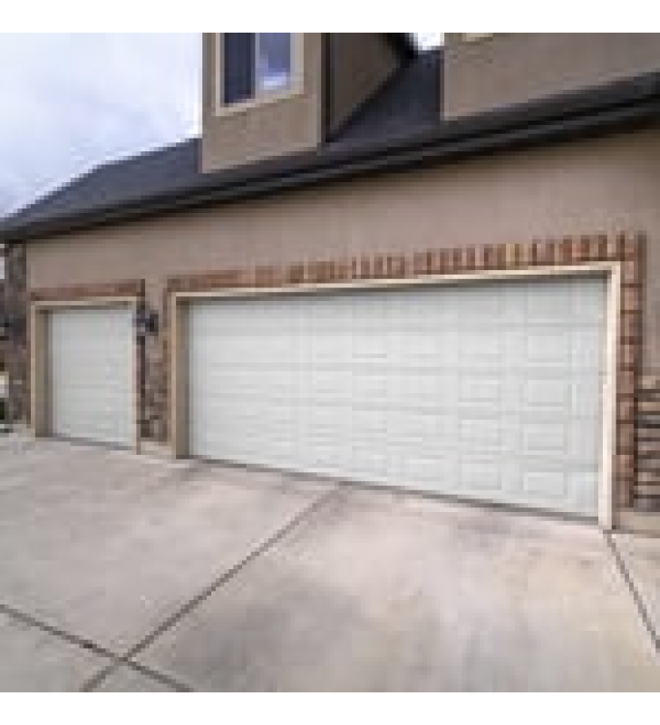 PUERTA DE GARAGE DE ALTA CALIDAD, COLOR BLANCO 14X8 PIES,  AISLADA, ESTILO AMERICANA , CUADRO CORTO.